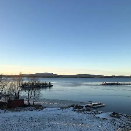 Upea Lapin Kulta Hirsihuvila Inarijaerven Rannalla *
