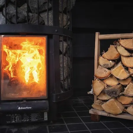 Upea Lapin Kulta Hirsihuvila Inarijaerven Rannalla