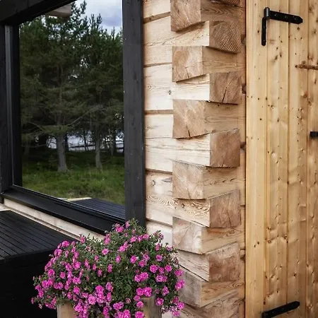 Upea Lapin Kulta Hirsihuvila Inarijaerven Rannalla