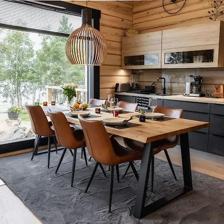 Upea Lapin Kulta Hirsihuvila Inarijaerven Rannalla