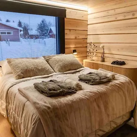 Upea Lapin Kulta Hirsihuvila Inarijaerven Rannalla Inari