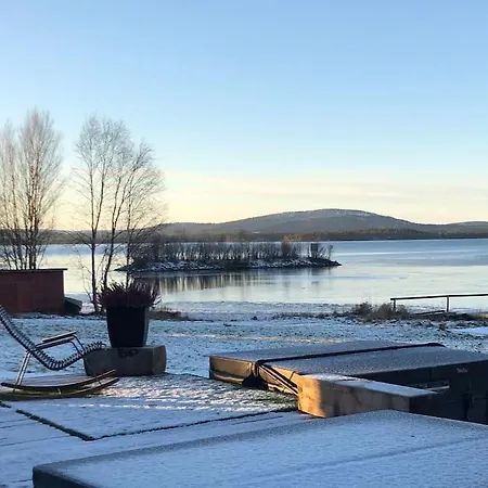 Upea Lapin Kulta Hirsihuvila Inarijaerven Rannalla *