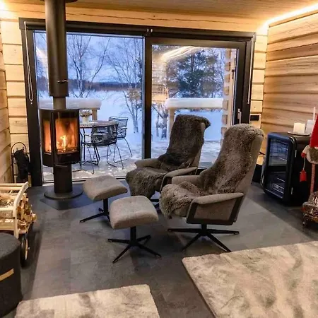 Upea Lapin Kulta Hirsihuvila Inarijaerven Rannalla *