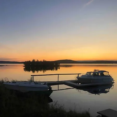 Upea Lapin Kulta Hirsihuvila Inarijaerven Rannalla Inari