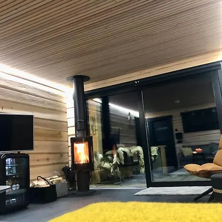 Upea Lapin Kulta Hirsihuvila Inarijaerven Rannalla *