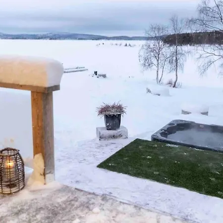 Upea Lapin Kulta Hirsihuvila Inarijaerven Rannalla 别墅