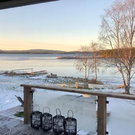 Upea Lapin Kulta Hirsihuvila Inarijaerven Rannalla