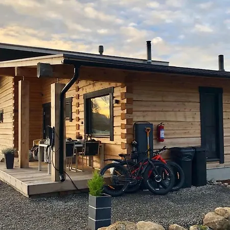 Upea Lapin Kulta Hirsihuvila Inarijaerven Rannalla 伊纳利