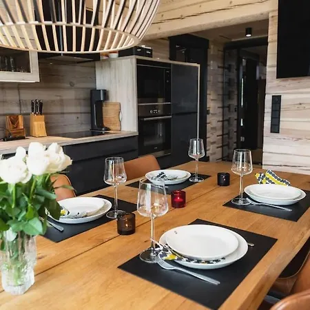 Upea Lapin Kulta Hirsihuvila Inarijaerven Rannalla 别墅