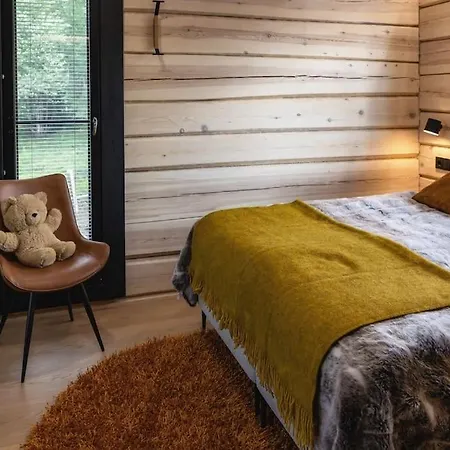 Upea Lapin Kulta Hirsihuvila Inarijaerven Rannalla