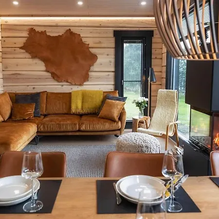 Upea Lapin Kulta Hirsihuvila Inarijaerven Rannalla 别墅