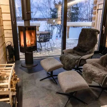 Upea Lapin Kulta Hirsihuvila Inarijaerven Rannalla Inari