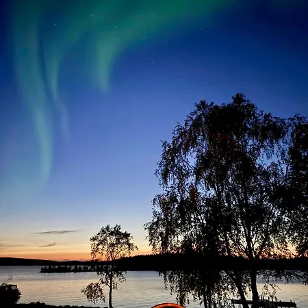 Upea Lapin Kulta Hirsihuvila Inarijaerven Rannalla Inari