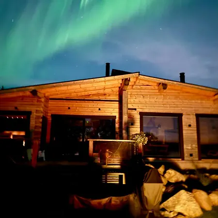 Upea Lapin Kulta Hirsihuvila Inarijaerven Rannalla