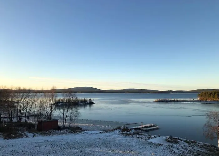 Upea Lapin Kulta Hirsihuvila Inarijaerven Rannalla *