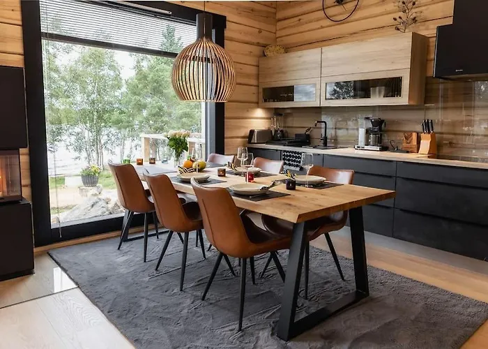 Upea Lapin Kulta Hirsihuvila Inarijaerven Rannalla