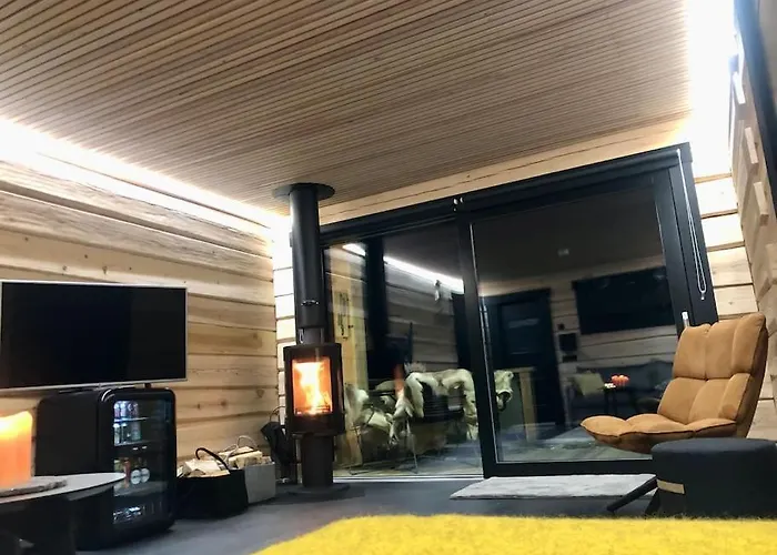 Upea Lapin Kulta Hirsihuvila Inarijaerven Rannalla *